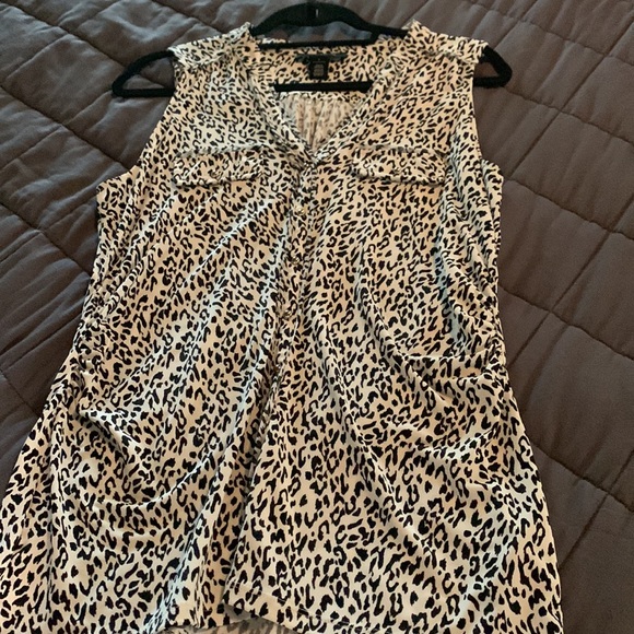 Sleeveless blouse.  Bottom down. Perfect - Picture 5 of 6